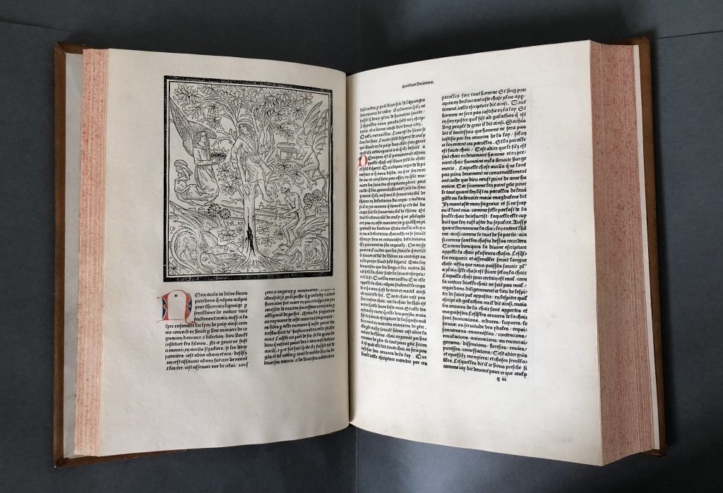 Foto einer Doppelseite der zweibändige Ausgabe von Augustinus, De civitate dei in frz. Übersetzung gedruckt 1486/87. Auf der linken Seite ist ein Holzschnitt zu sehen der ca. dreiviertel der Seite einnimmt. Darunter und auf der zweiten Seite befindet sich zweispaltiger Fraktur-Text. Teilweise mit farbigen Inkunabeln.